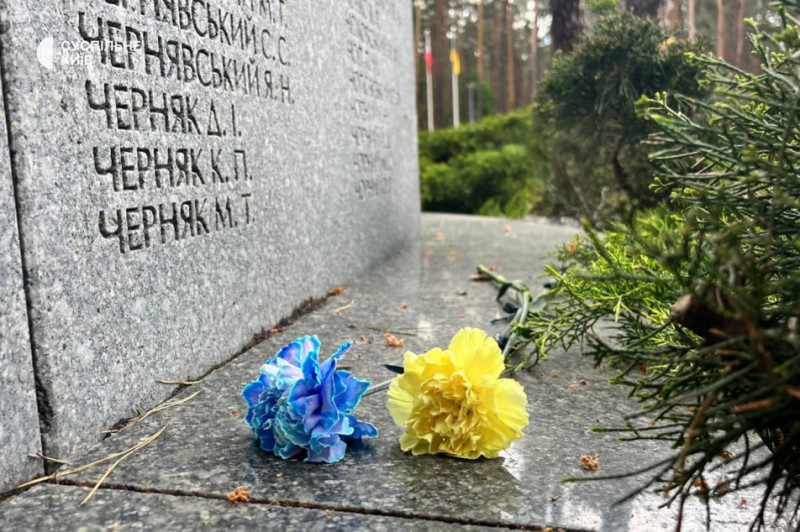 "Він просто зник, коли його забрали НКВДисти": у заповіднику "Биківнянські могили" вшанували жертв політичних репресій