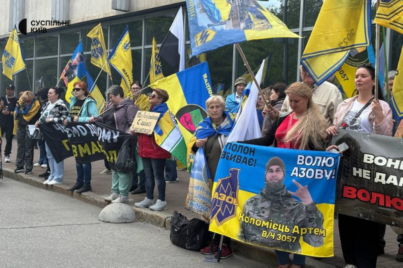 "Три роки пекла": у Києві відбулася хода в підтримку полонених захисників Маріуполя