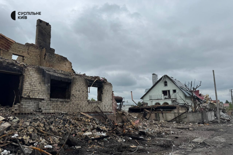 "Ми з дружиною не встигли сюди переїхати": наслідки атаки по Мархалівці на Київщині, де пошкоджені десятки будинків