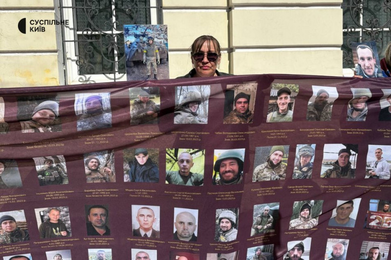 "Наших хлопців звільняють в останню чергу": у Києві родичі полонених на зниклих безвісти десантників провели акцію