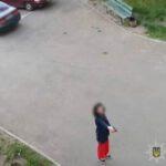 У Києві жінка відкрила вогонь по під’їзду будинку: поліція встановлює її особу