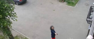 У Києві жінка відкрила вогонь по під’їзду будинку: поліція встановлює її особу