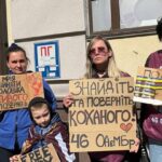 "Наших хлопців звільняють в останню чергу": у Києві родичі полонених на зниклих безвісти десантників провели акцію