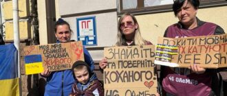 "Наших хлопців звільняють в останню чергу": у Києві родичі полонених на зниклих безвісти десантників провели акцію