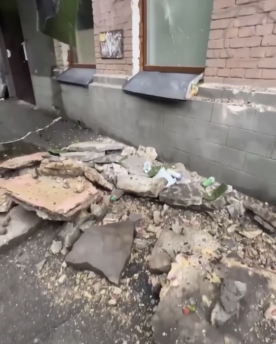 В Киеве на американца обрушился балкон возле подъезда многоэтажки.