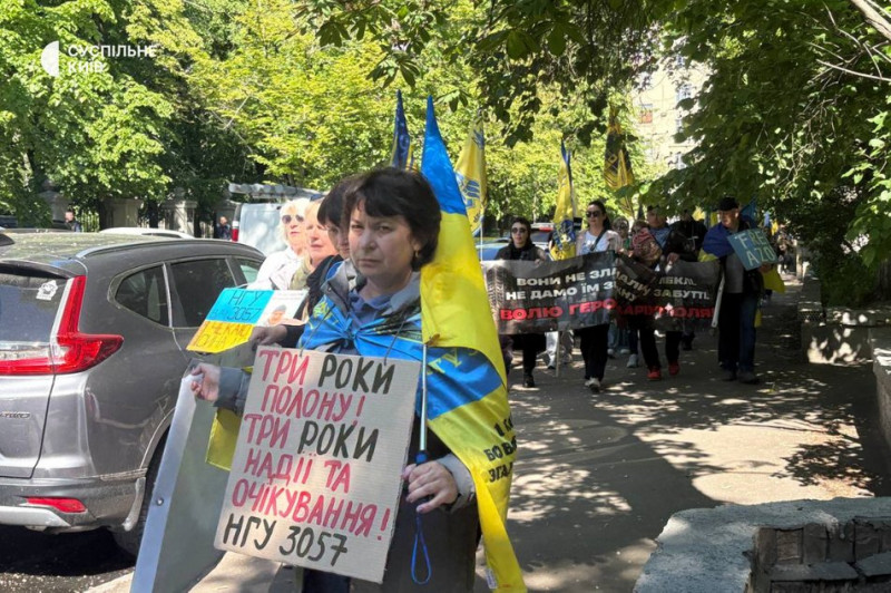 "Три роки пекла": у Києві відбулася хода в підтримку полонених захисників Маріуполя