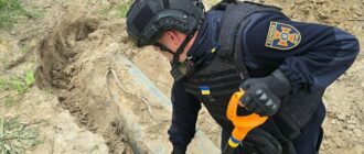На Київщині сапери знайшли посеред поля бойову частину крилатої ракети