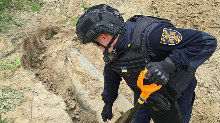 На Київщині сапери знайшли посеред поля бойову частину крилатої ракети