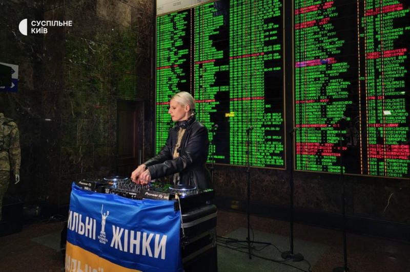 "Залізні ритми захисту": у Києві відбувся благодійний виступ діджейок, збирали донати на підтримку захисниць