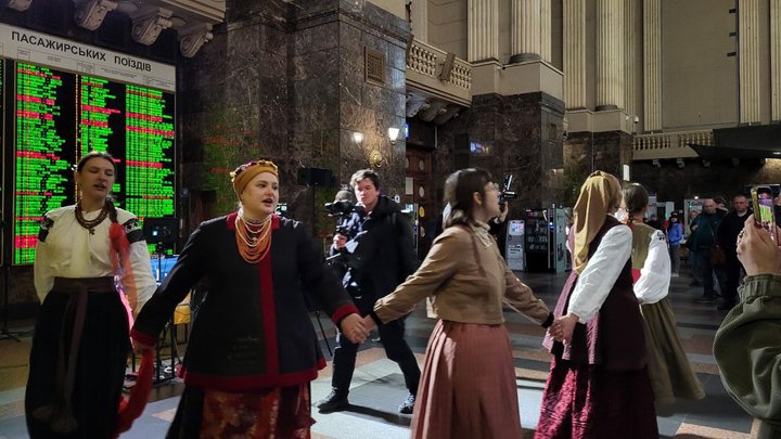 "Залізні ритми захисту": у Києві відбувся благодійний виступ діджейок, збирали донати на підтримку захисниць