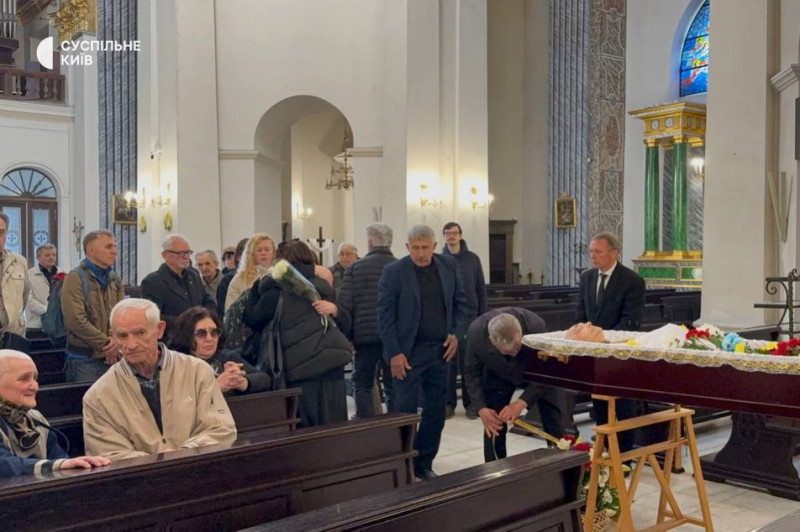 "Один із останніх покоління шістдесятників": у Києві попрощалися із письменником Валерієм Шевчуком