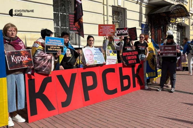 "Сподіваємося хоч на якусь звістку": у Києві відбулася акція-нагадування про полонених та зниклих безвісти