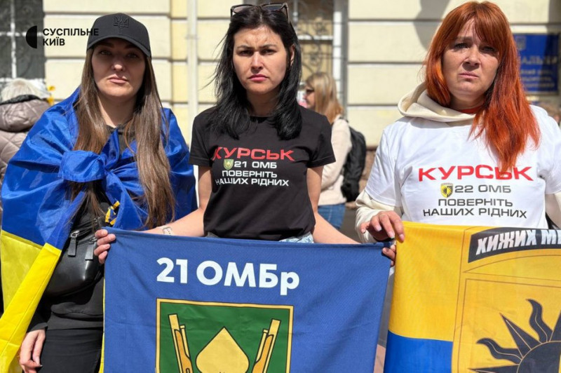 "Сподіваємося хоч на якусь звістку": у Києві відбулася акція-нагадування про полонених та зниклих безвісти