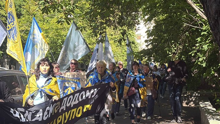"Три роки пекла": у Києві відбулася хода в підтримку полонених захисників Маріуполя