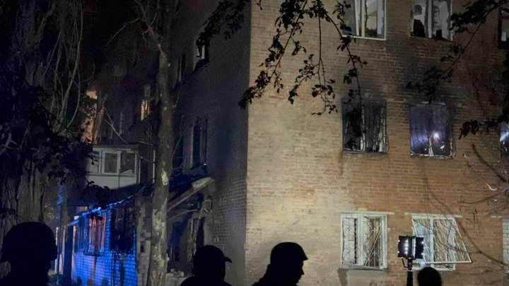 "Ніч була страшна": кияни про наслідки атаки дронів РФ, які поцілили у ТРЦ, будинки. Є поранені, зокрема, діти