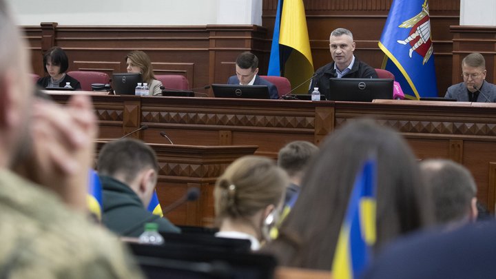 Вечірка у День жалоби: Кличко заявив про "маніпуляції й стеження". Депутати у відповідь — "покриває своїх колег"