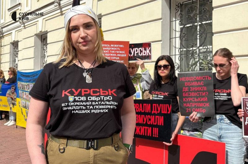 "Сподіваємося хоч на якусь звістку": у Києві відбулася акція-нагадування про полонених та зниклих безвісти