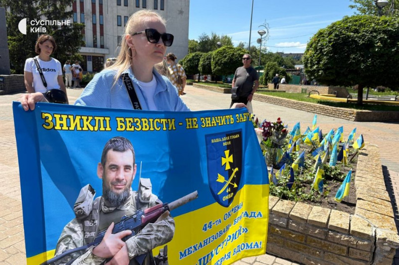 "Дітям потрібні батьки": у Броварах відбулася акція на підтримку полонених та безвісти зниклих воїнів