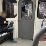 В Киеве пьяный парень разбил стекло в вагоне метро
