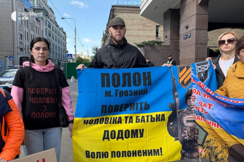 "Знайти та повернути кожного": родичі військовополонених, які утримуються в Чечні, зібралися на акцію у Києві