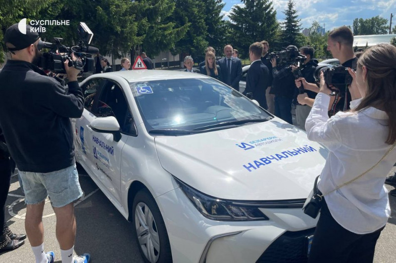 За підтримки ПРООН: автошколам для людей з інвалідністю передали автомобілі, які оснащені спеціальним обладнанням