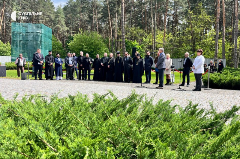 "Він просто зник, коли його забрали НКВДисти": у заповіднику "Биківнянські могили" вшанували жертв політичних репресій