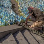У Києві затримали жінку, яка пошкодила меморіал на Алеї Героїв