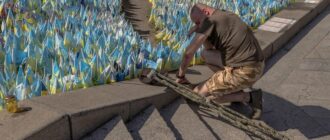 У Києві затримали жінку, яка пошкодила меморіал на Алеї Героїв