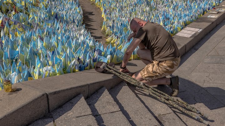 У Києві затримали жінку, яка пошкодила меморіал на Алеї Героїв