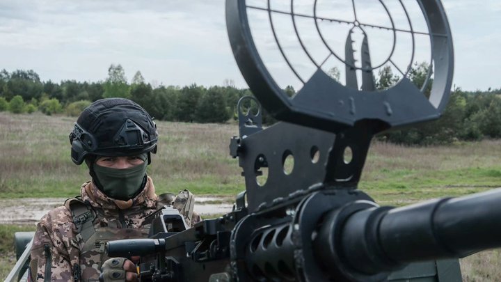 Згоріли підприємство і будівля медцентру: на Київщині близько сотні рятувальників гасять пожежі, спричинені атакою РФ