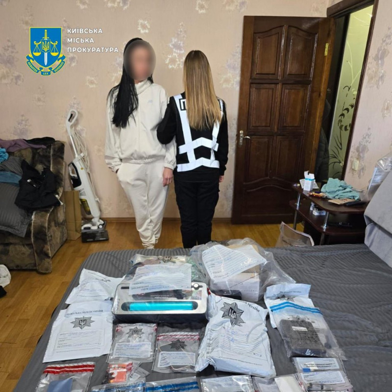 Розсилали по Україні поштою в посилках з печивом: у Києві викрили групу наркоторговців