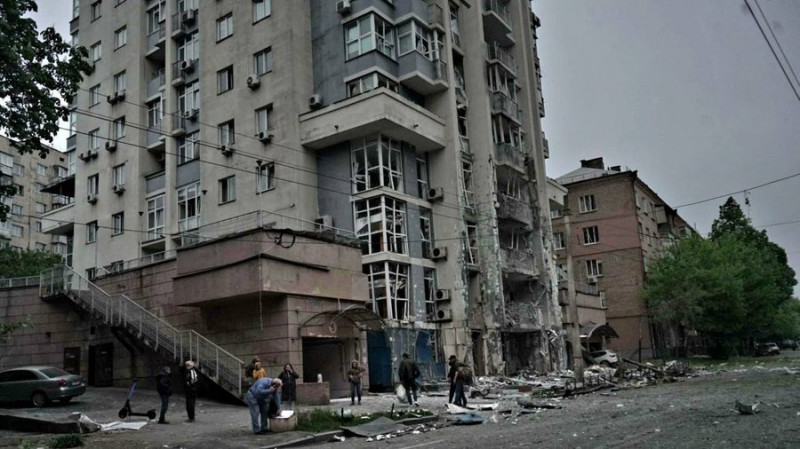 Атака Києва: уламки російського безпілотника пошкодили гуртожиток