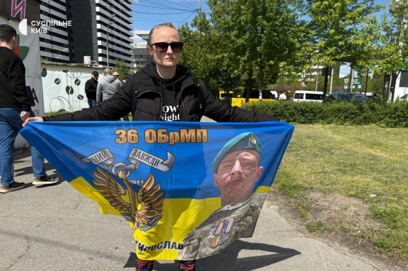 "Не страшно вийти на акцію, страшно бути в полоні": у Києві зібралися родичі військовополонених та зниклих безвісти
