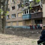 Масована російська атака на Київ: волонтери, комунальники та жителі Солом'янки ліквідовують наслідки