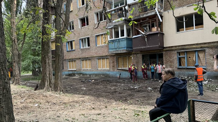 Масована російська атака на Київ: волонтери, комунальники та жителі Солом'янки ліквідовують наслідки