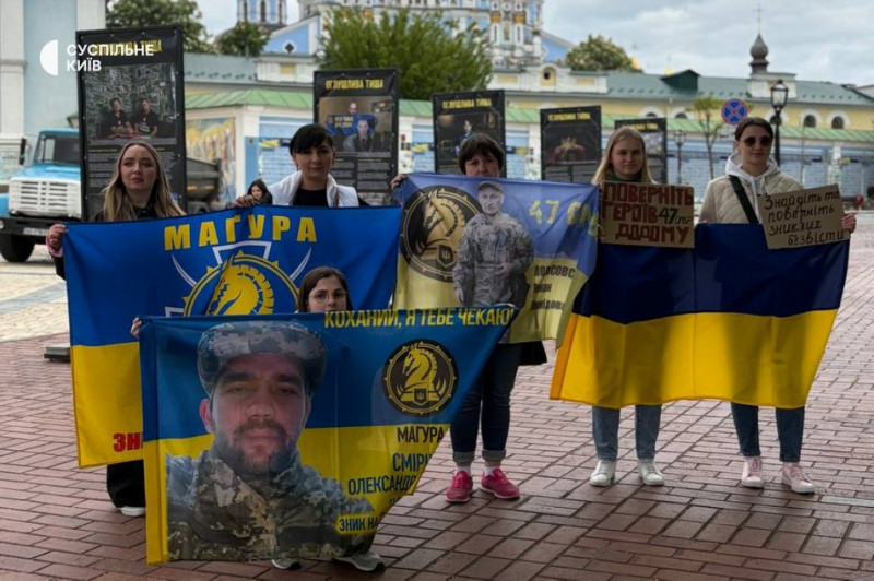 "Оглушлива тиша": у Києві відкрилася фотовиставка, присвячена військовополоненим