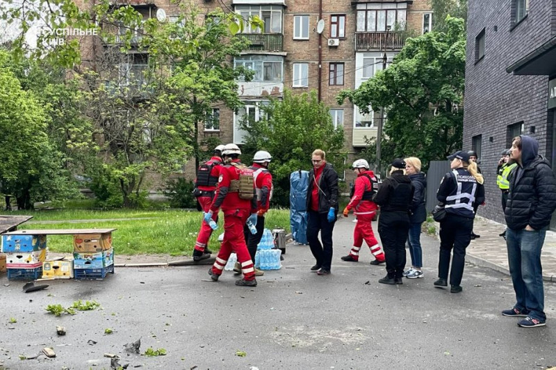 "У метро було три людини, хоча це поруч з будинком". Через атаку дронів в Києві загинула жінка з сином