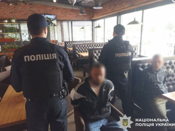 У Києві чоловіки під час їзди на авто відкрили вогонь з пістолета