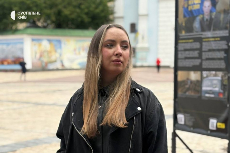 "Оглушлива тиша": у Києві відкрилася фотовиставка, присвячена військовополоненим