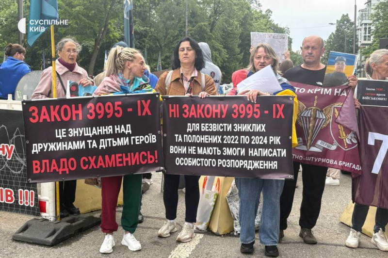"Якщо сидіти вдома, ніхто їх шукати не буде": біля Верховної ради мітингували родичі полонених та зниклих безвісти