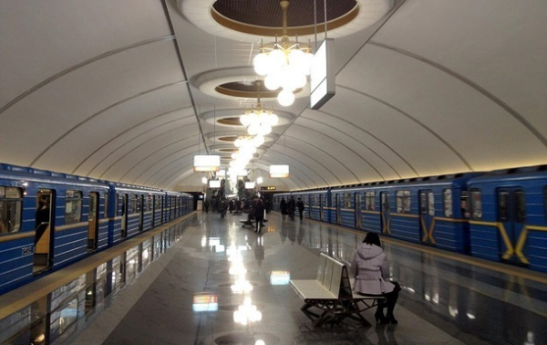 В Киеве ограничили движение по "красной линии" метро
