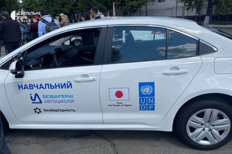 За підтримки ПРООН: автошколам для людей з інвалідністю передали автомобілі, які оснащені спеціальним обладнанням