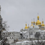 Передвигаются свободно: в Лавре до сих пор проживает более 100 монахов Московского патриархата