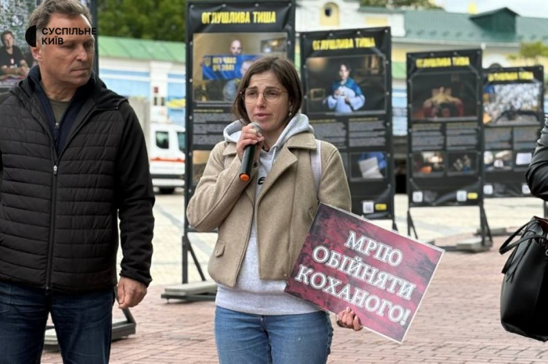 "Оглушлива тиша": у Києві відкрилася фотовиставка, присвячена військовополоненим