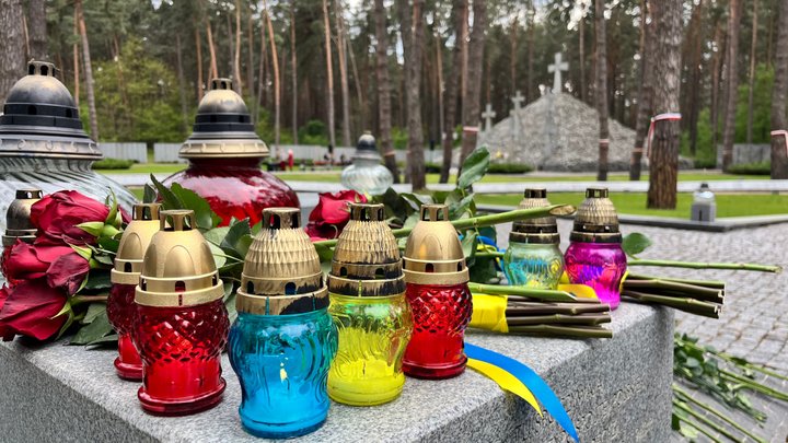 "Він просто зник, коли його забрали НКВДисти": у заповіднику "Биківнянські могили" вшанували жертв політичних репресій