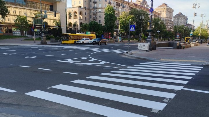 На Хрещатику облаштували наземний пішохідний перехід з Прорізною
