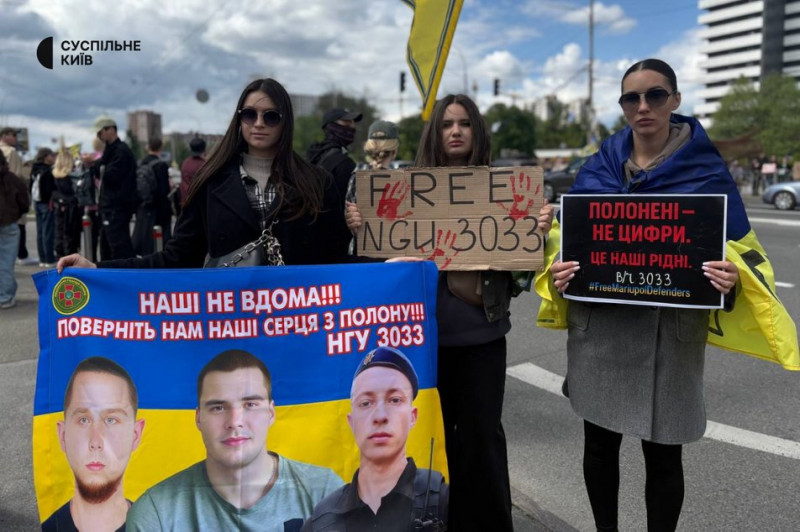 "Не страшно вийти на акцію, страшно бути в полоні": у Києві зібралися родичі військовополонених та зниклих безвісти