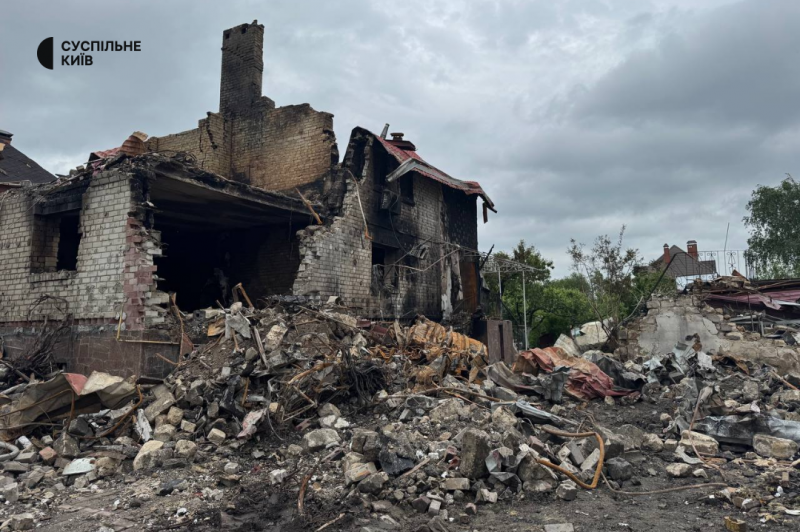 "Ми з дружиною не встигли сюди переїхати": наслідки атаки по Мархалівці на Київщині, де пошкоджені десятки будинків