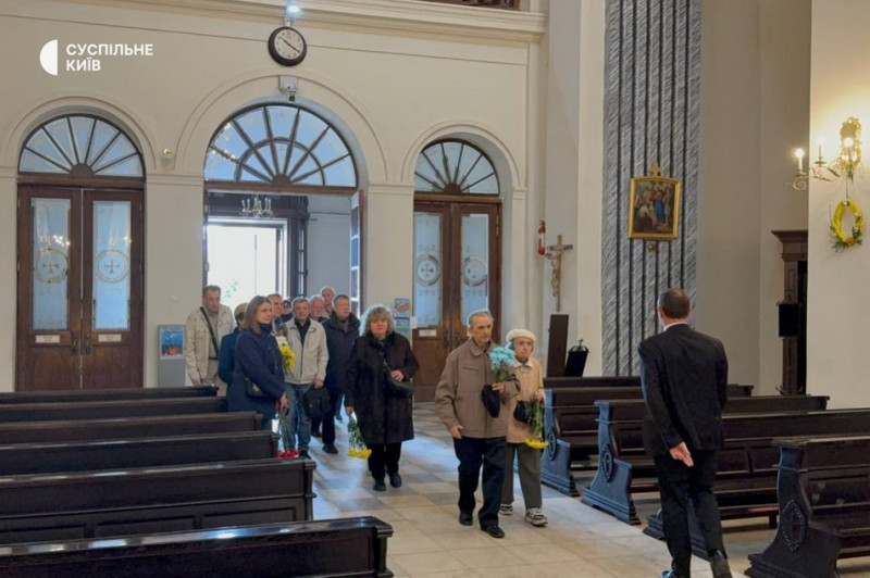 "Один із останніх покоління шістдесятників": у Києві попрощалися із письменником Валерієм Шевчуком