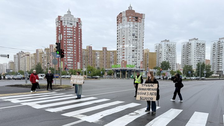 Хвилина мовчання: в Києві зупиняли рух для вшануванні загиблих військових